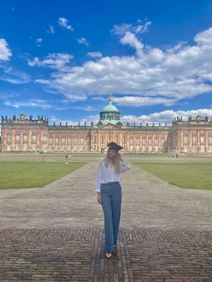 Kateryna mit Absolventenhut vor dem Neuen Palais in Potsdam